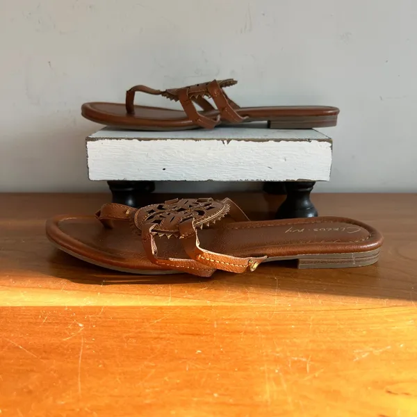 Circus NY Sam Edelman Women Cognac Brown Medallion‎ Thong Flat Sandals Size 7 - Image 3
