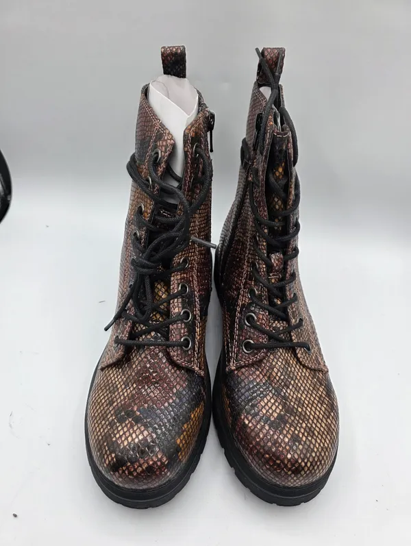 Womens Snake Print Combat Boots Faux Leather Lace Up Size 8.5 Multi Color NEW - Image 6