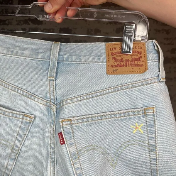 Levi’s | women denim shorts with embroidered flowers - Image 6