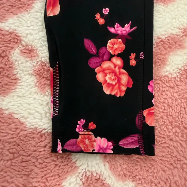 🌸 Brand New Victoria’s Secret PINK Floral Leggings w/ Pockets XS/S – Black Rose Print Yoga Pants 💖🔥 - Image 3