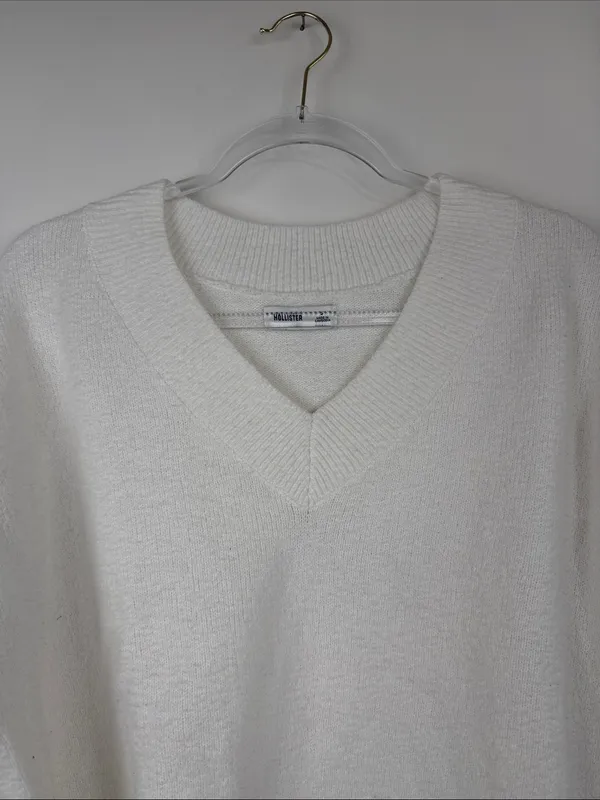 Hollister White Comfy Cloud Oversized V-Neck Sweater Size Small - Image 3