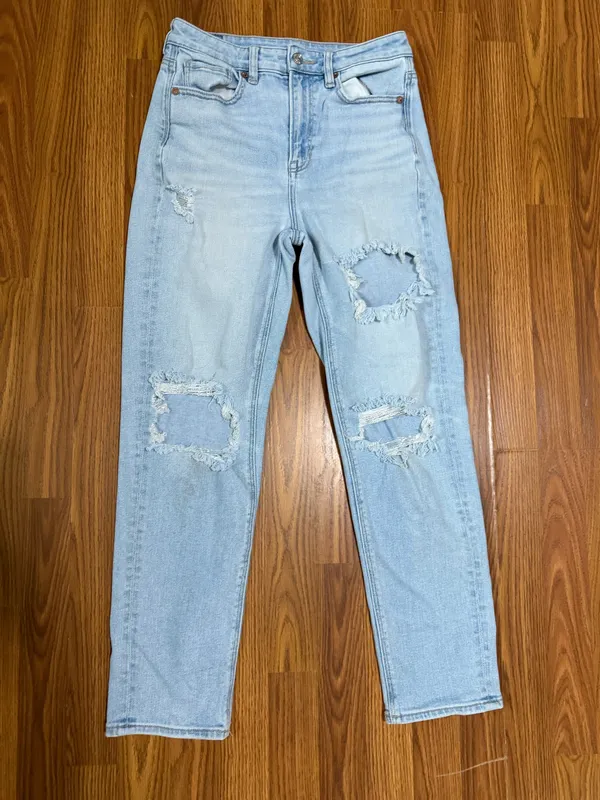 American Eagle Mom Straight Jeans High Rise light wash ripped size 4. - Image 2