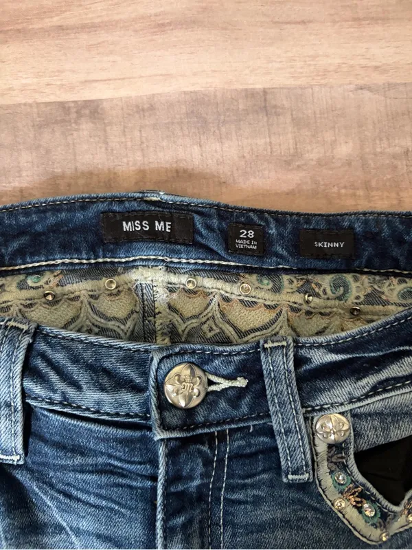 Miss Me Skinny Jeans Size 28 Embroidered Rhinestone Bling Medium Wash 29” Inseam - Image 4