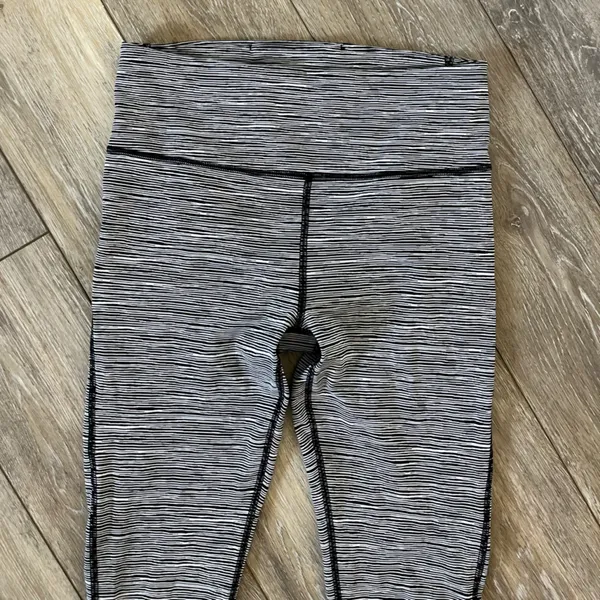 Athleta Ultimate Linear Lines Capri Leggings Size Small - Image 3