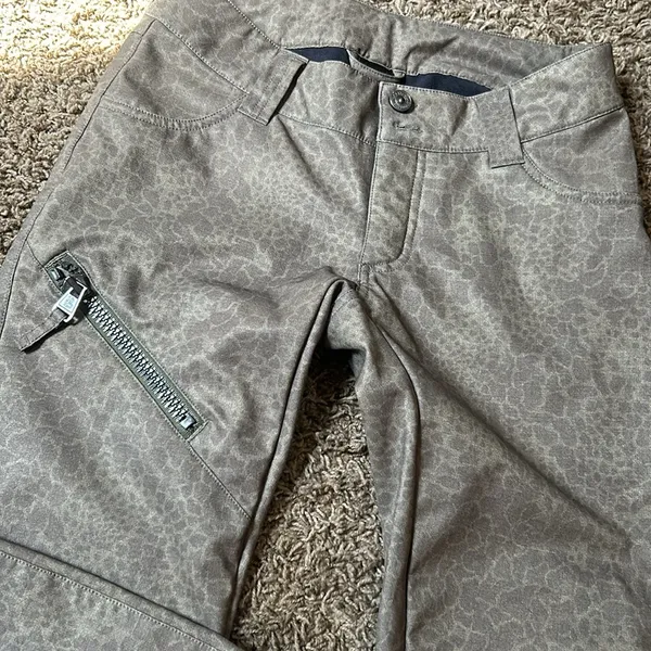 B‎ By Burton Green Animal Print Light Weight Snow Pant Size Small - Image 2