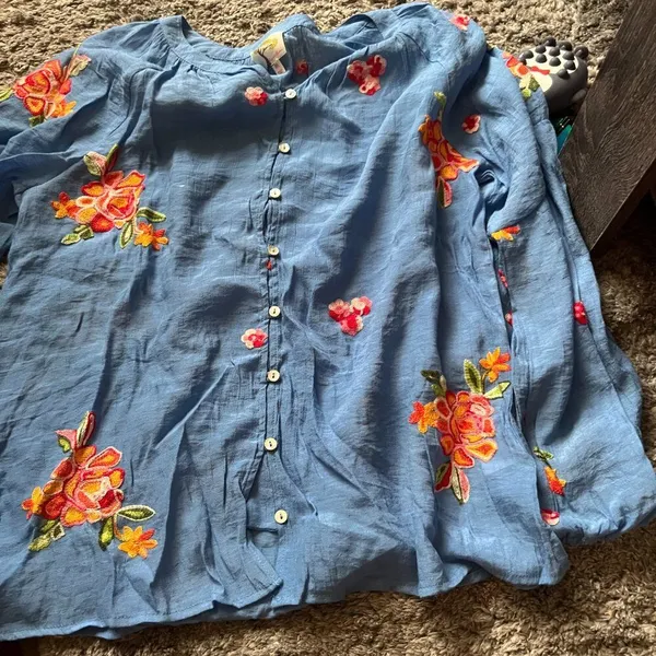 EUC Fig and Flower Roll Tab Sleeve Embroidered Floral Blouse Sz.‎ M Cornflower - Image 12
