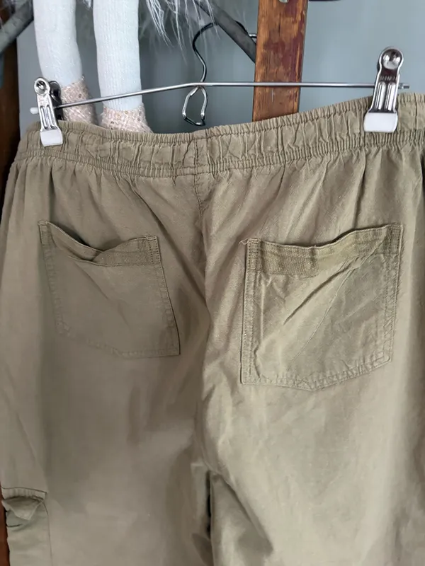 Covington size large light brown cargo capris pants - Image 4