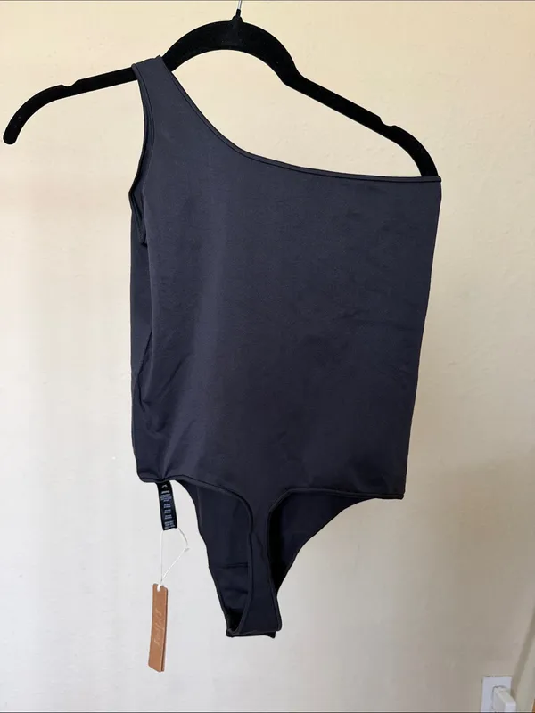Skims Essential One Shoulder Bodysuit in Onyx size XXS XS - Image 4