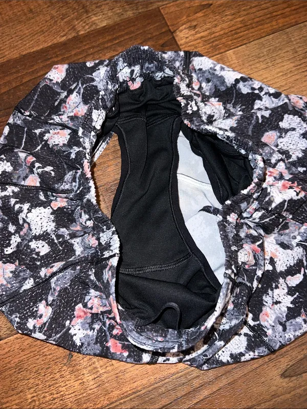 Lululemon Women's Black Floral Print Active Shorts - Lightweight Running Shorts size 4 - Image 5