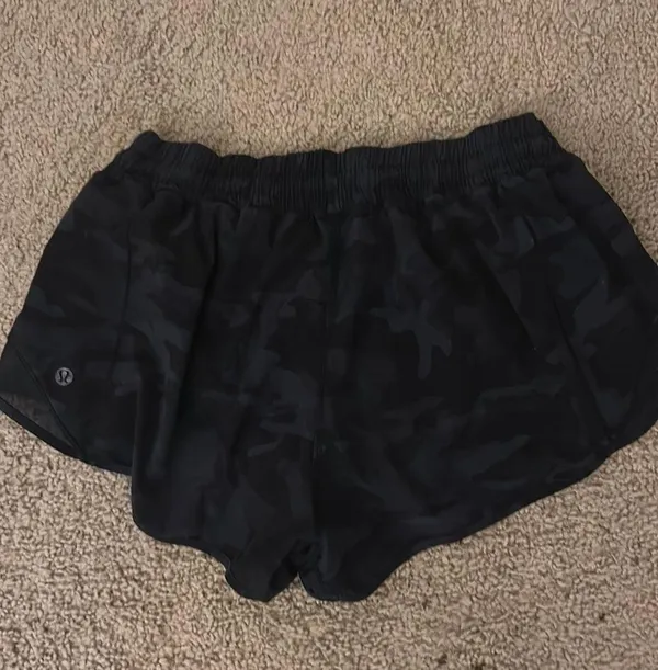 2 1/2 inch lululemon camo shorts size 10 - Image 3