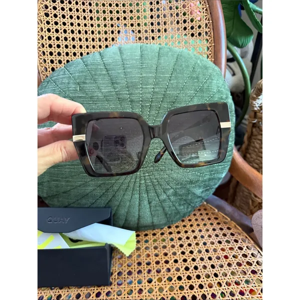Quay Notorious Tortoise Pattern Square Smoke Lens Bold Dramatic Sunglasses - Image 2
