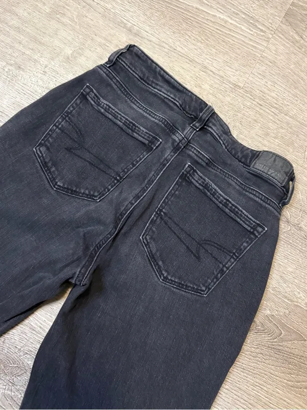 •AMERICAN EAGLE• MOM JEANS - Image 4