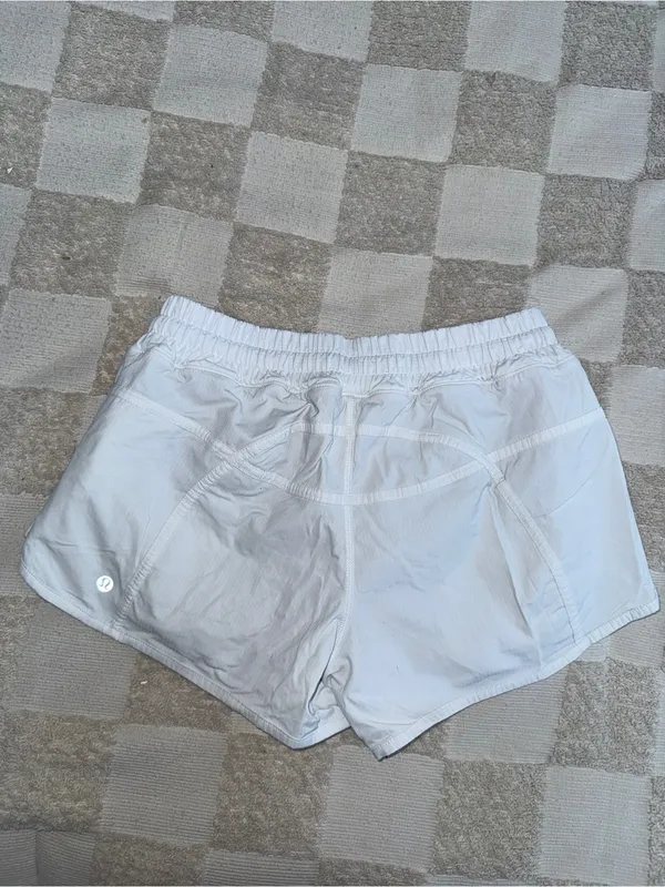 Lululemon Tracker Short IV *2-way Stretch 4" White‎ size 8 - Image 5