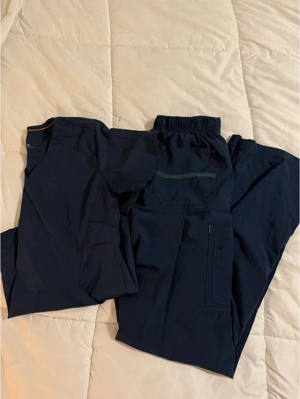 Navy Carhartt scrub set - Image 3