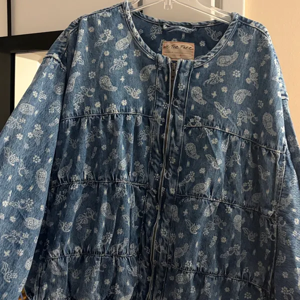 Free People We The Free Layla Printed Denim Jacket in Blue Fog Size Large EUC Worn Once! 💙💙💙 - Image 7
