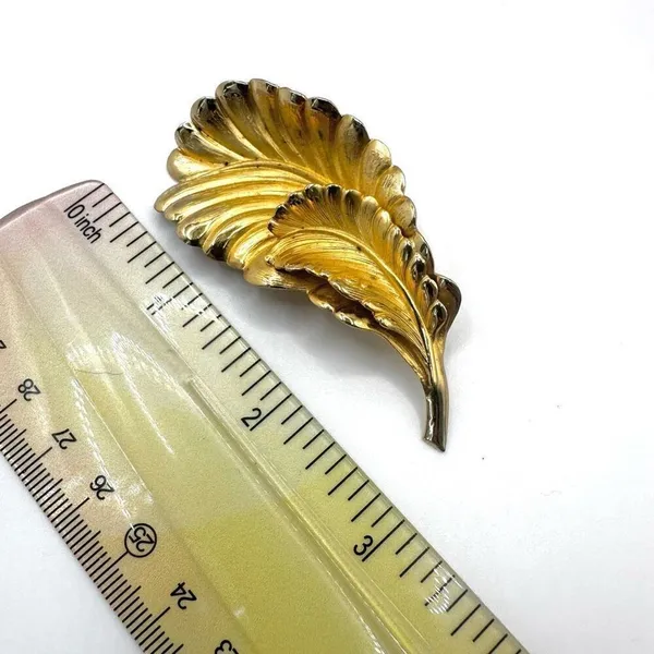 Gold tone vintage double feather brooch - Image 3