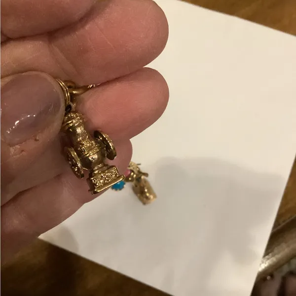 Vintage Avon Goldtone charm bracelet - Image 9