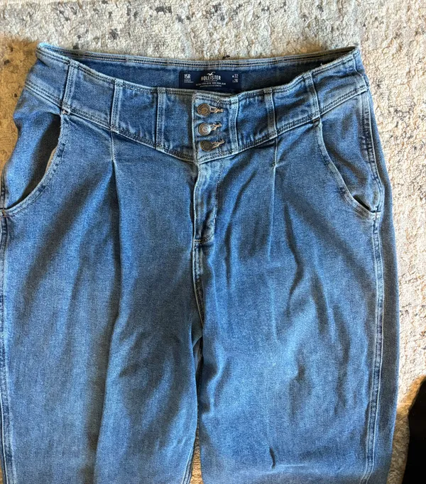 Hollister Ultra High-Rise 80's Mom Jean Size 15R - Image 2