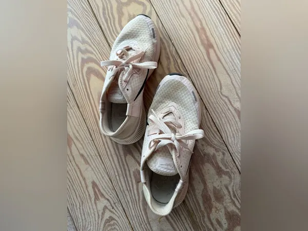 Nike pink running shoes size 8.5 - Image 2