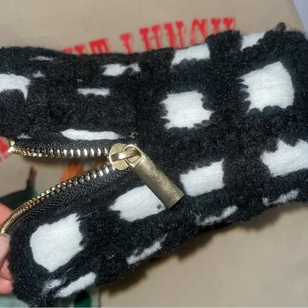 MIDNIGHT LUNCH Carrie Sherpa Pouch | Black + White - Image 2