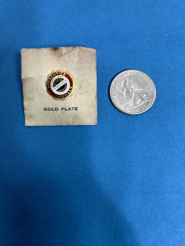 Vintage 1960s gold plated apprentice member international typographical union pin - Image 6