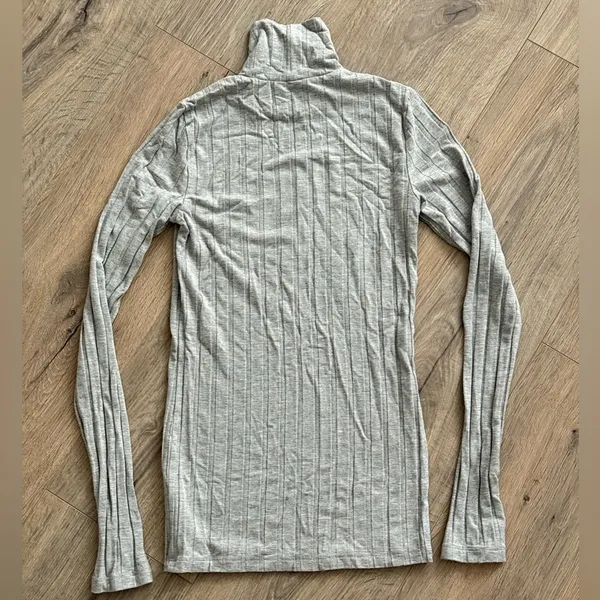 Aritzia/Wilfred Free Only Turtleneck - Heather Gray in Size XS - Image 3