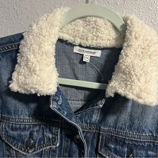 Good American Shearling Collar Denim Trucker Jacket - Image 4