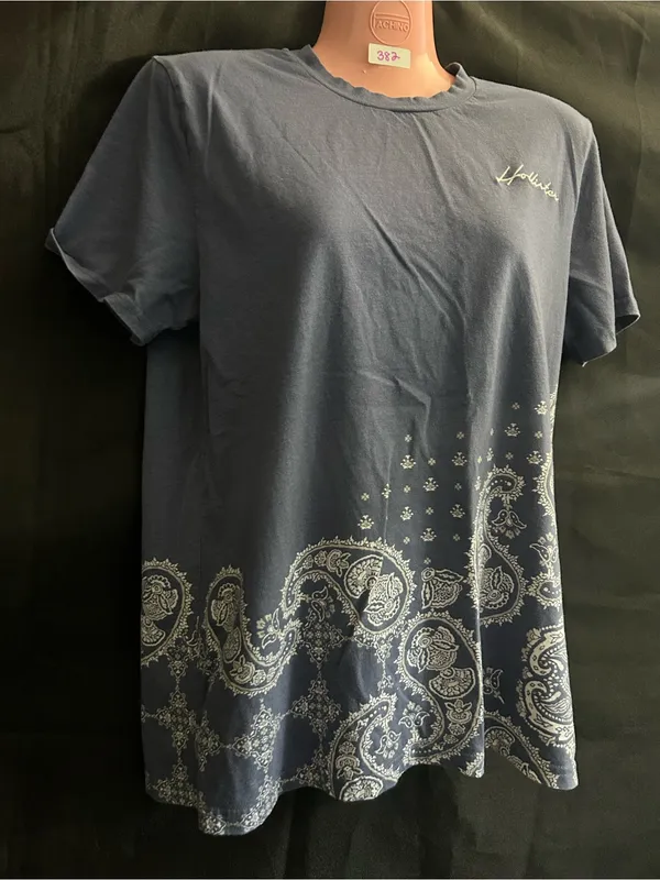 Hollister Navy and White Paisley Bandana-Print Short Sleeve Tee MD - Image 4
