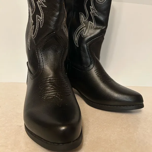NWT CANYON TRAILS Women’s size 7 Chic Black Embroidered Heeled Boots - Image 3