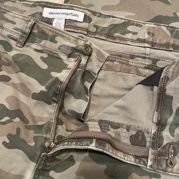 Men’s camo cargo pants size 40 x 29 - Image 3