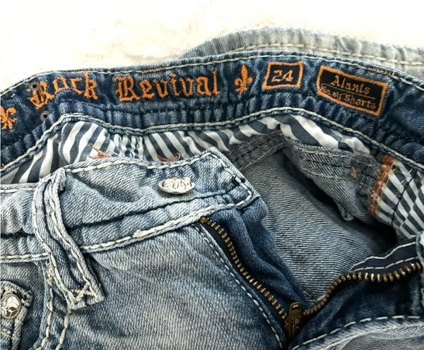 Rock revival Alanis distressed denim shorts sz 24 - Image 3