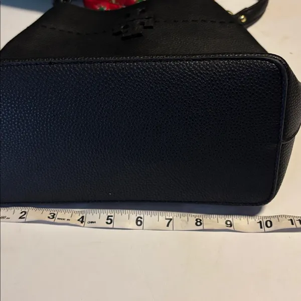 Source Unknown BLACK PEBBLED FAUX LEATHER HANDBAG/CROSSBODY T DESIGN GOLD TONED HARDWARE - Image 5