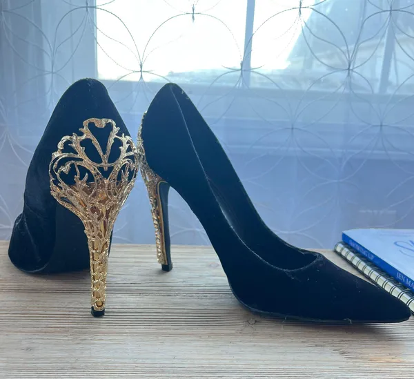 Beautiful Black And Gold Heels Size 11 - Image 2