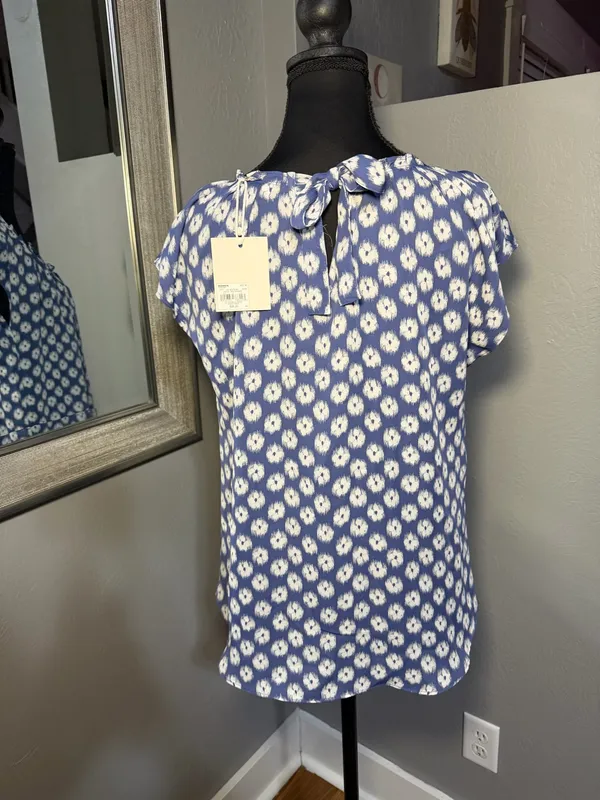 NWT Lauren Conrad Blue Floral Tie Back Pleat Neck Blouse Size Medium. - Image 3