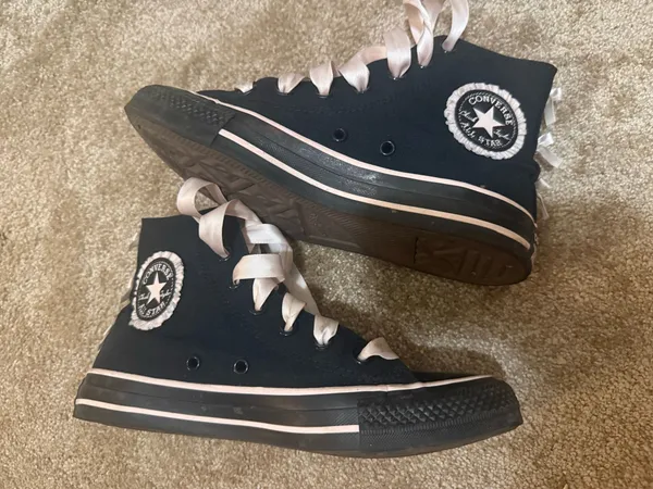 Pink and black Converse  - Image 4