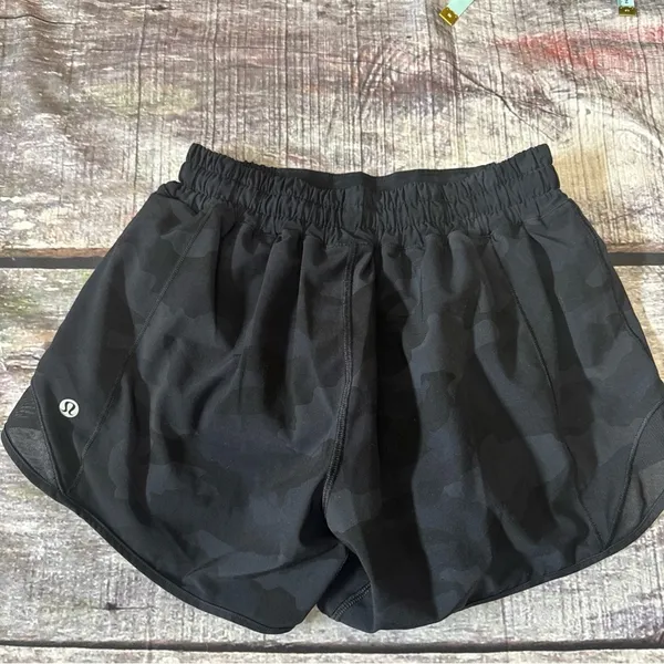 Lululemon Black Camo Hotty Hot Shorts Size 4 - Image 3