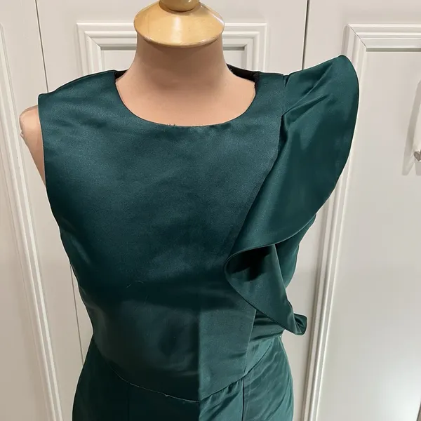 Zara Women's Hunter Green Satin Sheath Dress Size Medium Ruffle Cocktail Holiday - Image 2