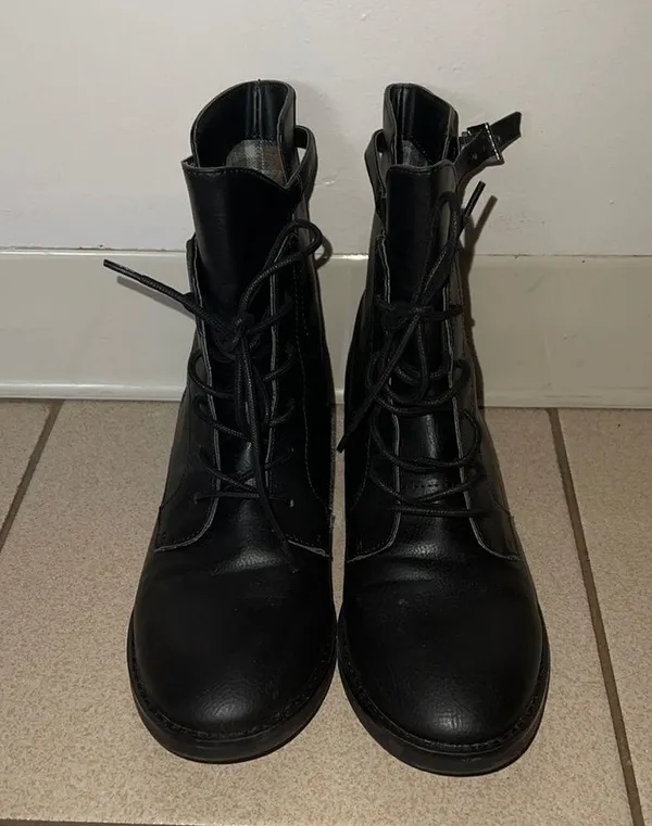 Black Boots Size 9 - Image 2