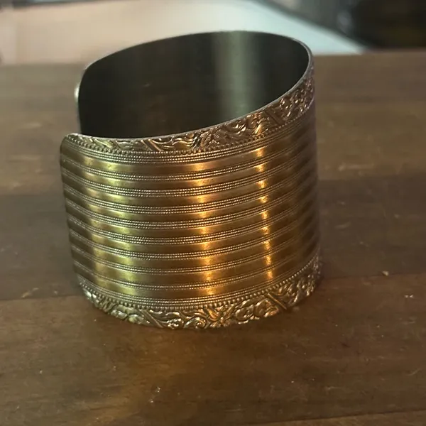 Vintage gold tone wide cuff bracelet - Image 3