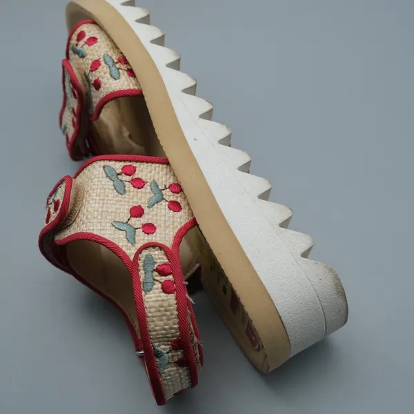 Wild Pair Kirsche Raffia Sandals 7 Tan Red Cherry Embroidered Platform Flatform - Image 7