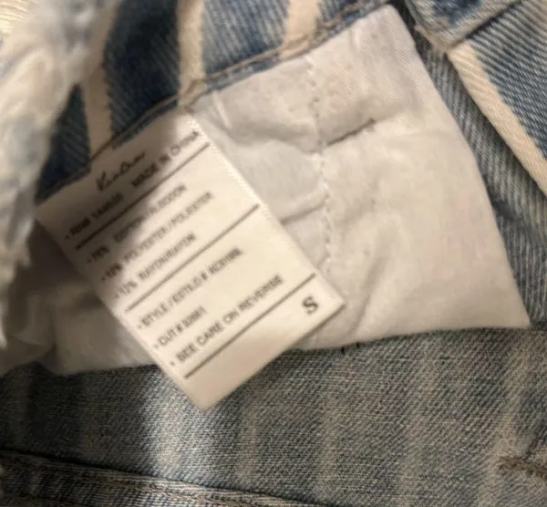 Women’s KanCan jean shorts size small - Image 3