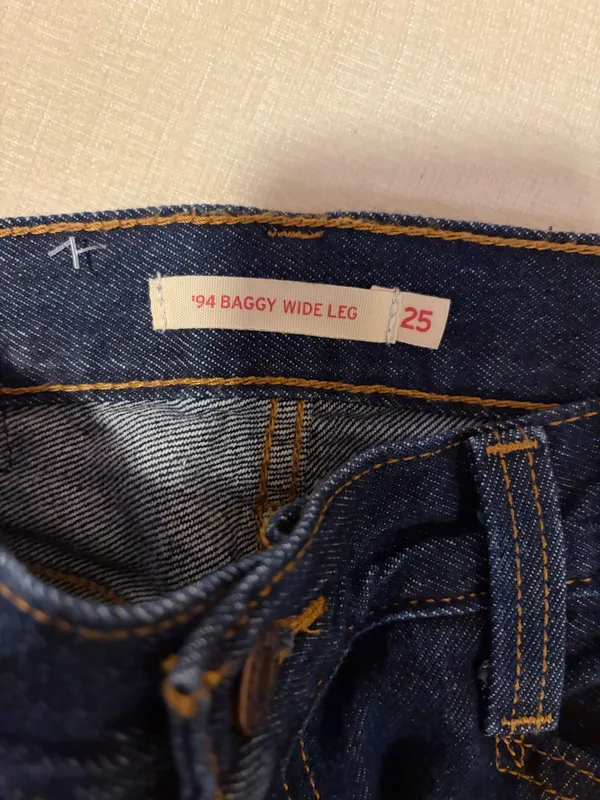 94 Baggy Wide-Leg Levi’s Jeans - Image 5