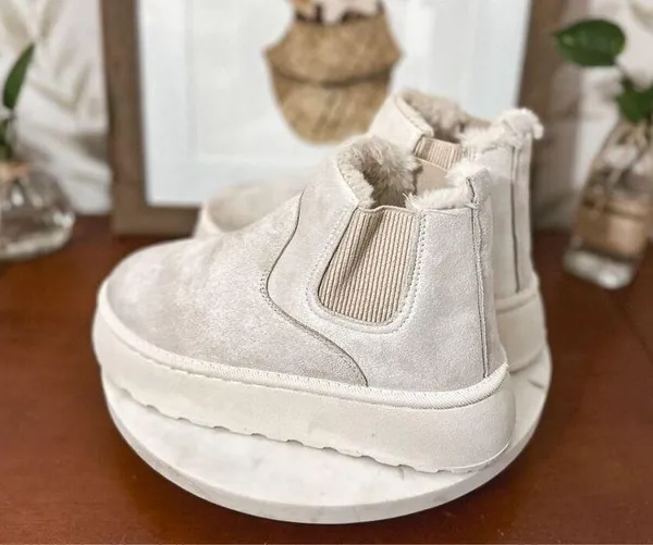 Adorable Platform Boots White Size 7.5 - Image 9