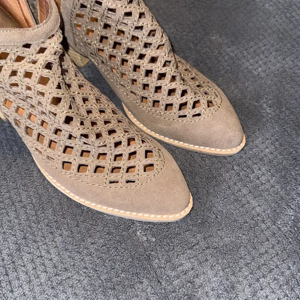 Jeffrey Campbell Tan Perforated Suede Block Heel Ankle‎ Boots Size 8 - Image 4
