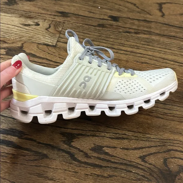 On Running Cloud Sneakers in Cream and Yellow Gray Size 9.5 - Image 4