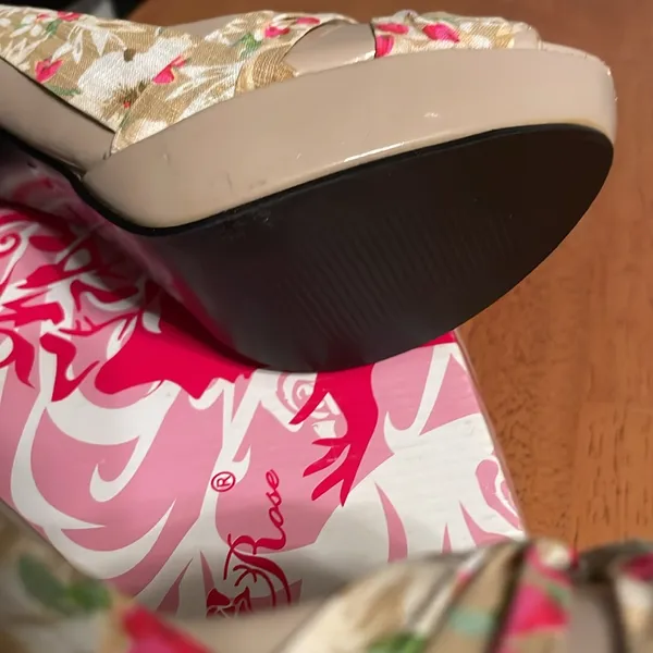 Wild Rose platform pumps with flower details - Image 8