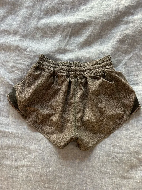 Lululemon Hotty Shorts 2.5" Low-rise - Image 2