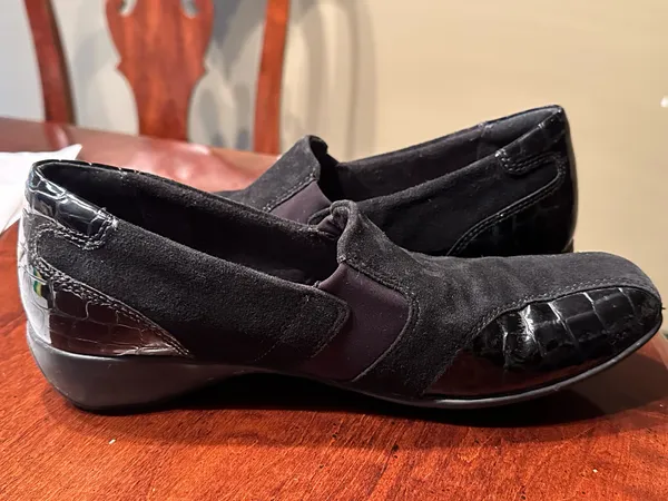 Clarks Everyday Womens size 10 Slip On Suede Black Patent Heel Loafers - Image 9