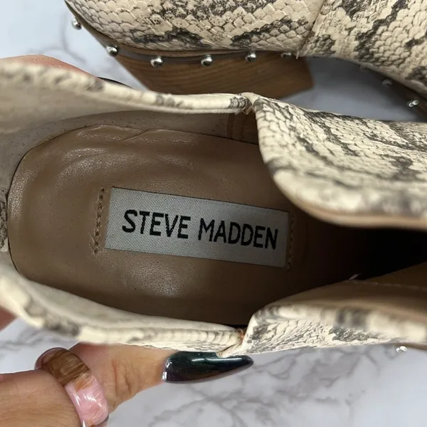 Steve Madden Alyse Booties Womens 6 Neutral Snakeskin Studded V-Cut Block Heel‎ - Image 2