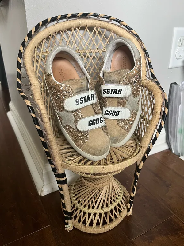 Girls size 1 old school golden goose tennis shoe - Image 2